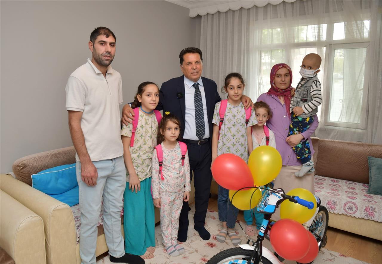 Başkan Özer’den Kanser Tedavisi Gören Küçük Ömer’e Bisiklet Sürprizi