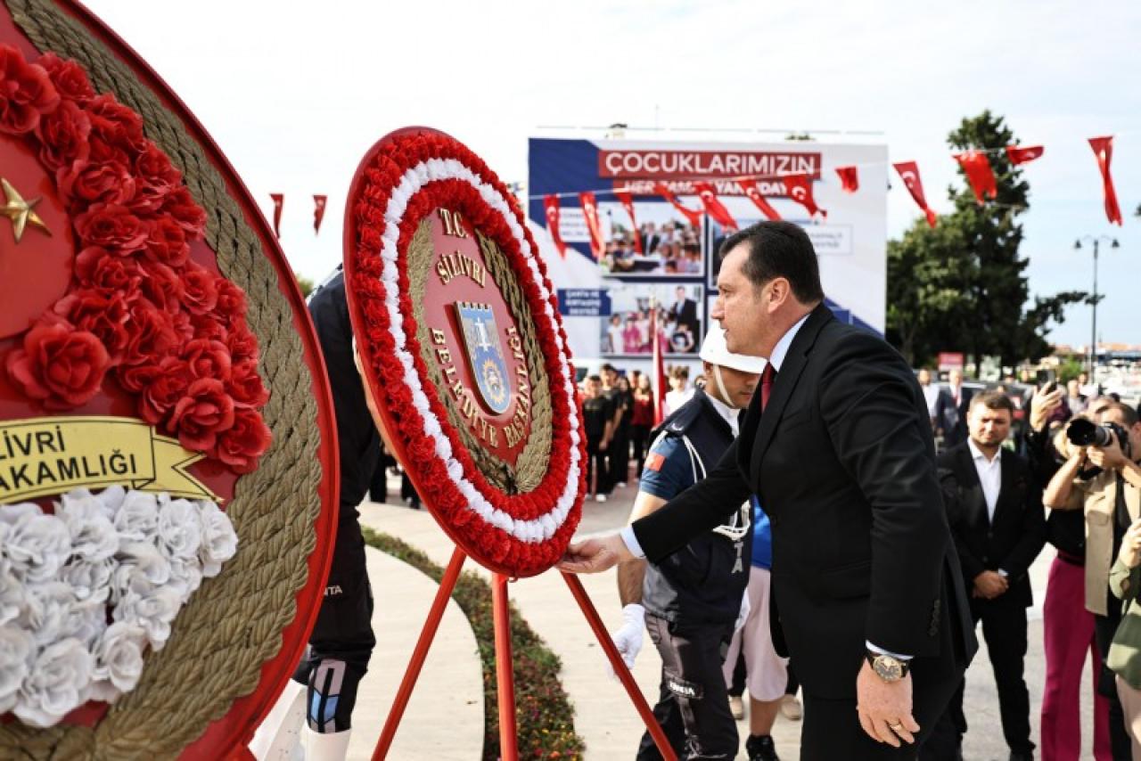 Silivri’de Gaziler Gününde Atatürk Anıtına Çelenk Sunuldu