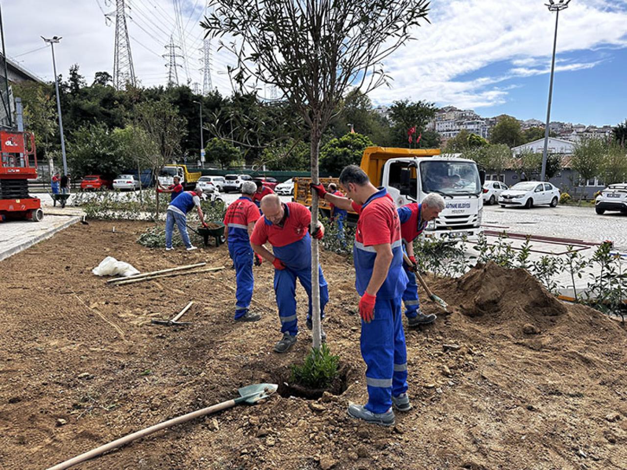 KÂĞITHANE BELEDİYESİ’NDEN ÇEVRE BAKIM VE YEŞİLLENDİRME ÇALIŞMALARI DEVAM EDİYOR