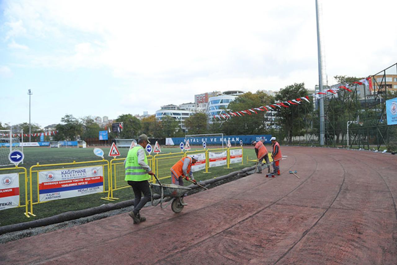 HASBAHÇE SPOR SAHASI’NDA TARTAN PİST VE YÜRÜYÜŞ YOLU ÇALIŞMALARI BAŞLADI