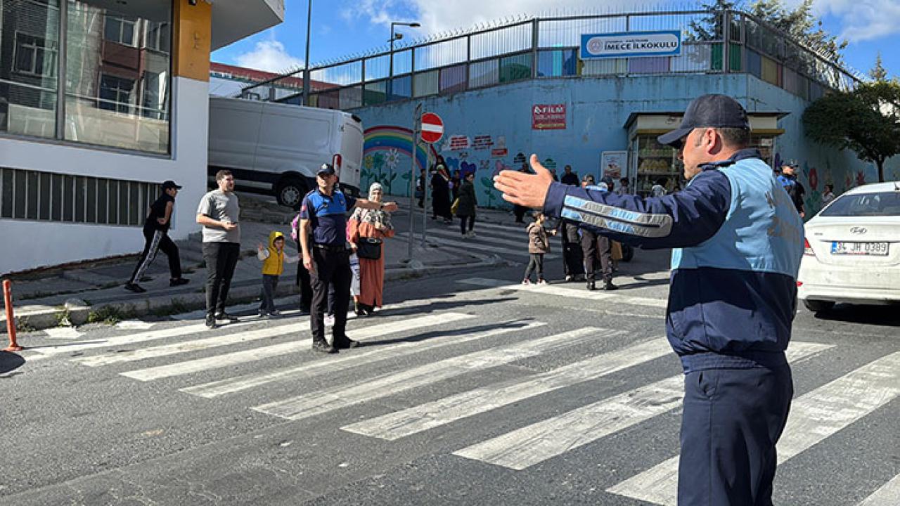 KÂĞITHANE’DE ZABITA EKİPLERİ OKUL ÇEVRESİNDE ÖĞRENCİ GÜVENLİĞİNİ SAĞLIYOR