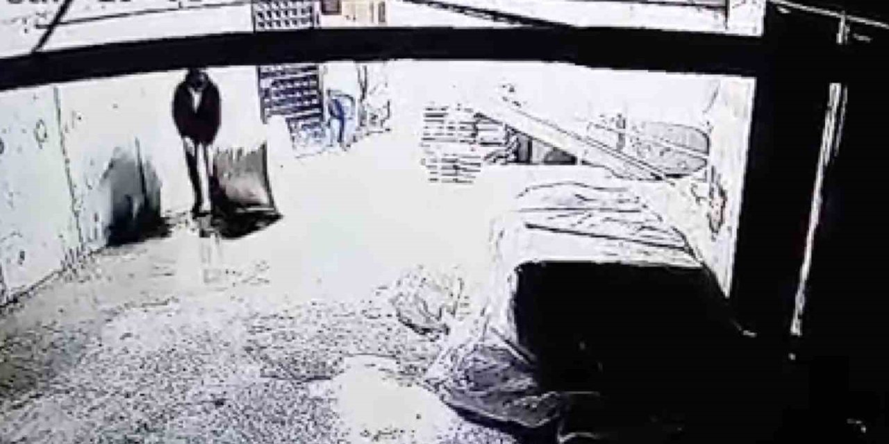 İNŞAATÇI GİBİ GİYİNİP 500 BİN TL’LİK KABLO ÇALDILAR, O ANLAR KAMERADA