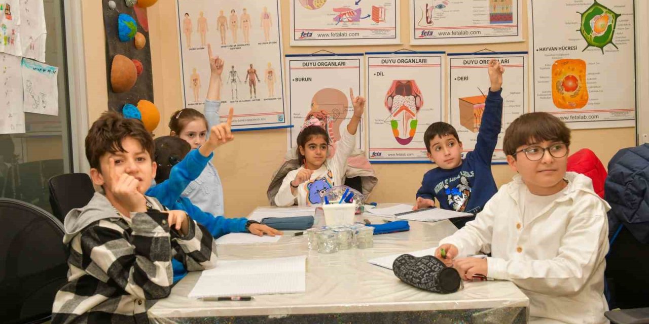 ÖZEL ÇOCUKLAR DENEY VE BİLİM ATÖLYELERİNDE HEM ÖĞRENİYOR HEM DE EĞLENİYOR