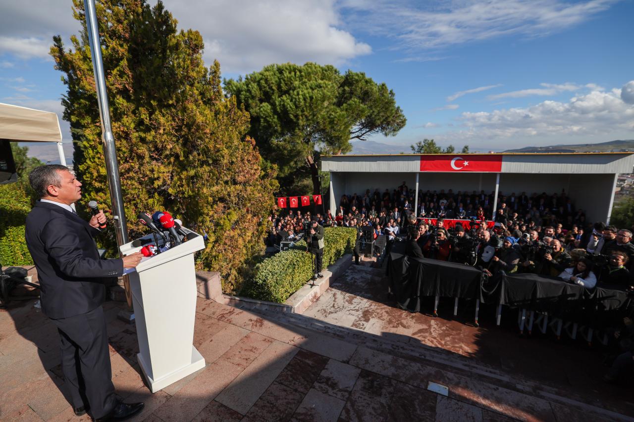 CHP Genel Başkanı Özgür Özel: “Erdoğan… Trikopis’in mi Yoksa Mustafa Kemal’in Tarafında mı Duracaksın?”