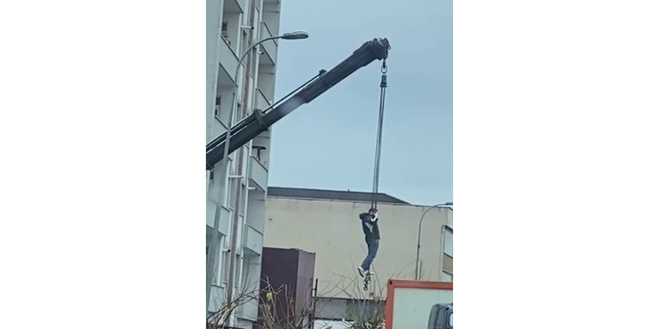 ATAŞEHİR’DE VİNÇ HALATINA TUTUNARAK İNİŞ YAPAN ŞAHIS KAMERADA