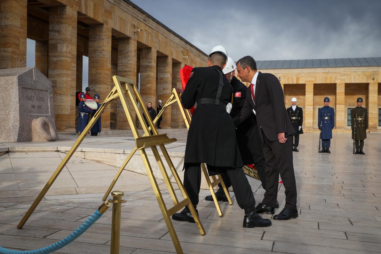 CHP Genel Başkanı Özgür Özel, İsmet İnönü'yü Anma Törenine Katıldı