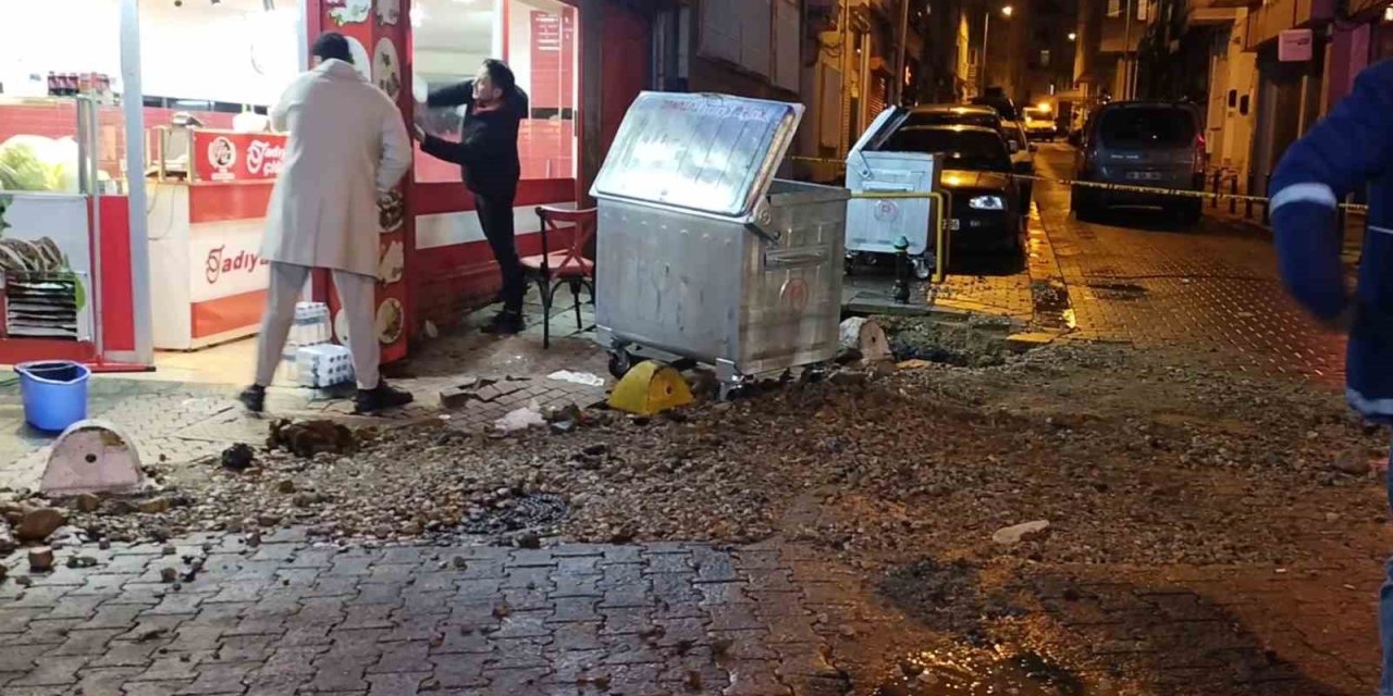 KADIKÖY’DE KANALİZASYON BORUSU PATLADI, BİR DÜKKAN ZARAR GÖRDÜ