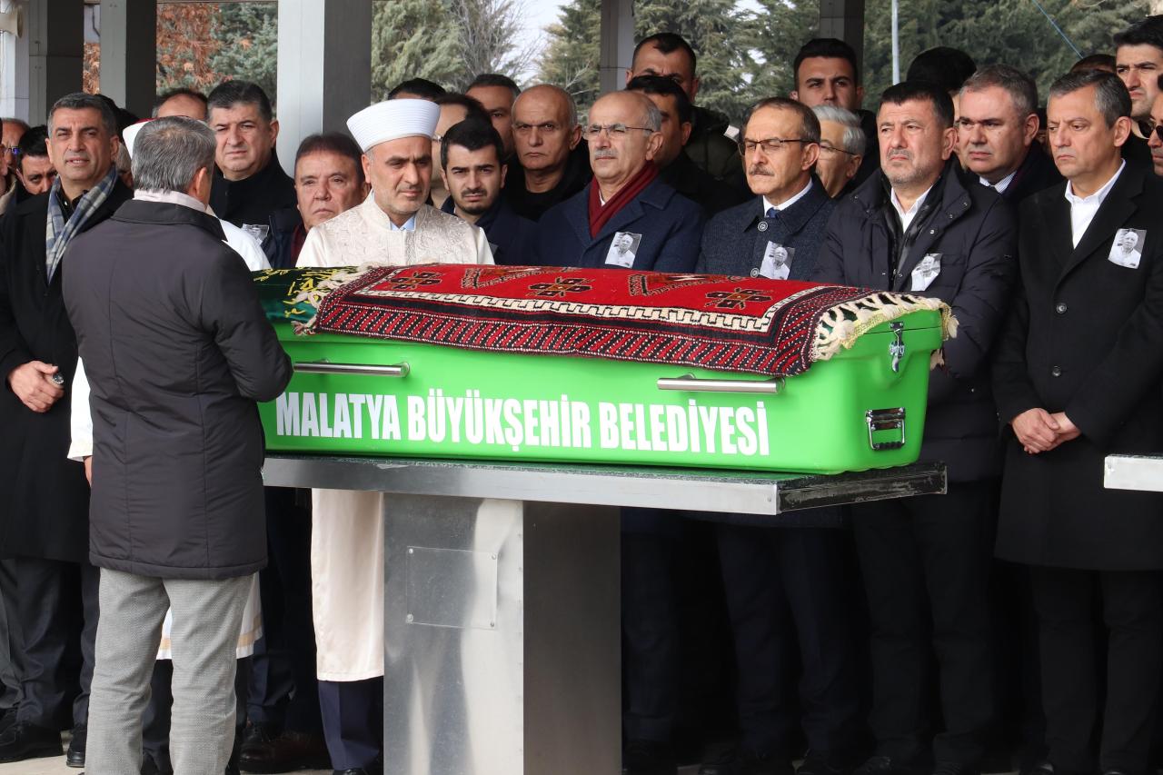 CHP Genel Başkanı Özgür Özel, Hüseyin Ağbaba'nın Cenaze Törenine Katıldı