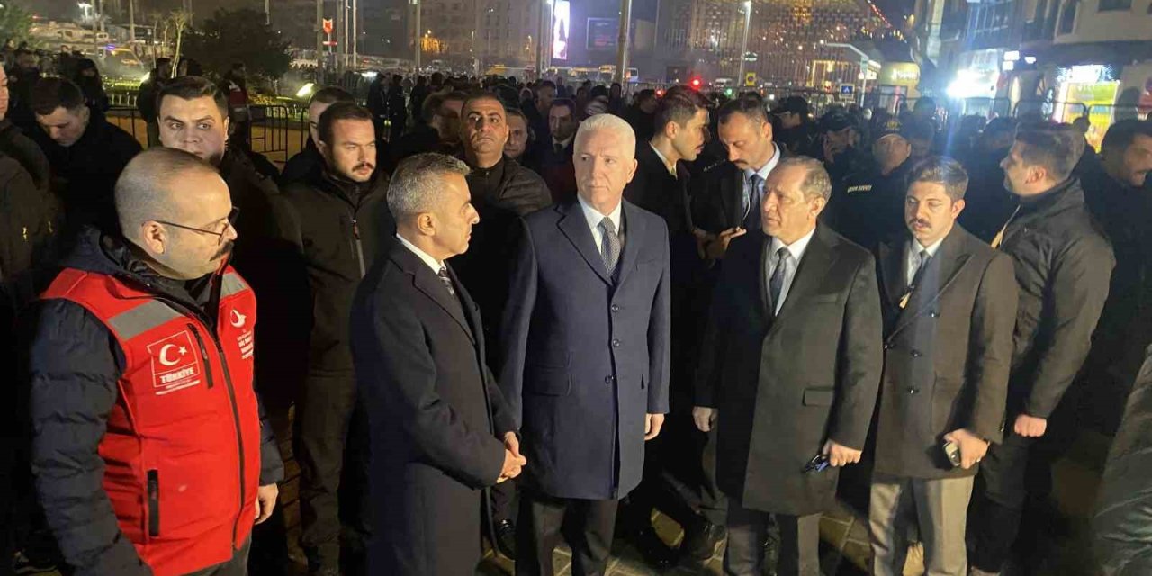 İSTANBUL VALİSİ GÜL VE İL EMNİYET MÜDÜRÜ YILDIZ, TAKSİM’DE DENETİM NOKTASINI ZİYARET ETTİ