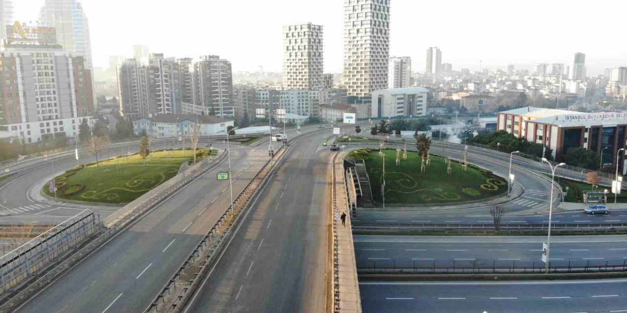 YILIN İLK GÜNÜNDE İSTANBUL’DA YOLLAR BOŞ KALDI