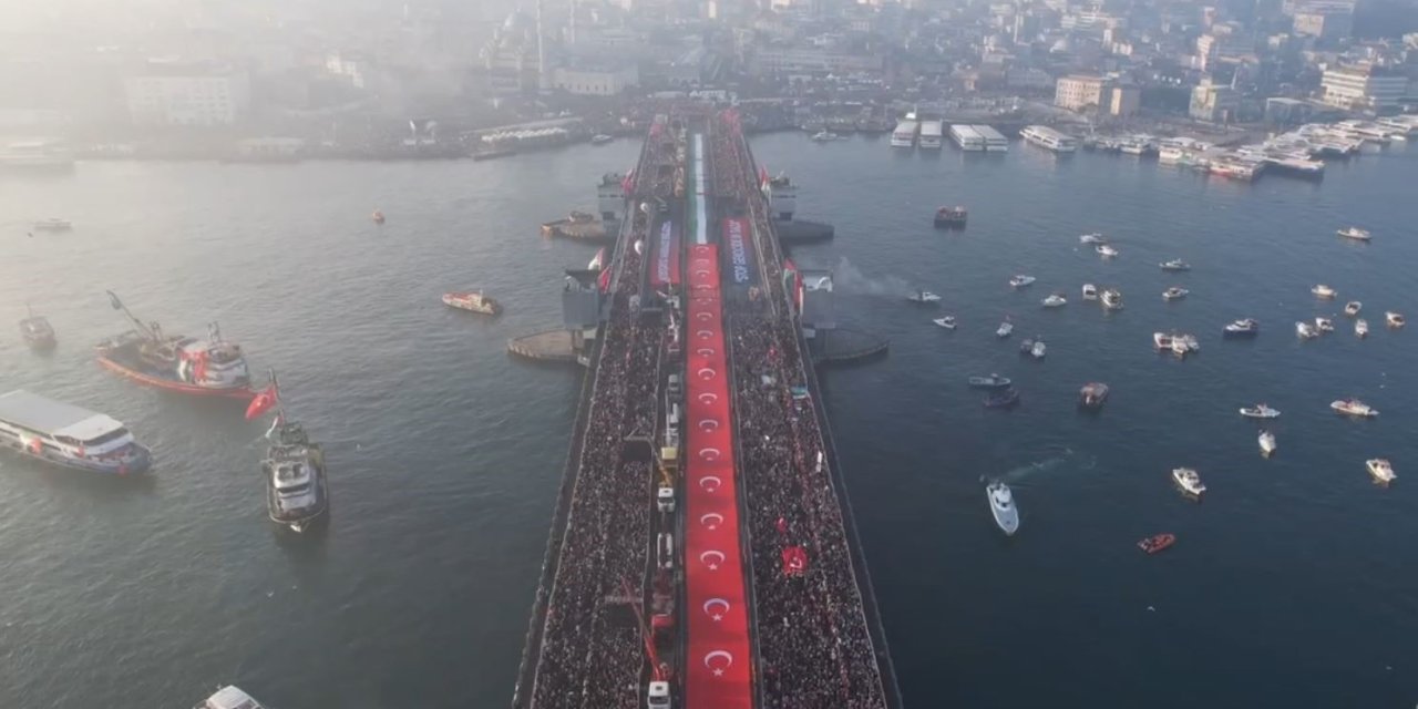 GALATA KÖPRÜSÜ’NDE DÜZENLENEN GAZZE’YE DESTEK YÜRÜYÜŞÜNE BALIKÇILAR TEKNELERİYLE KATILDI