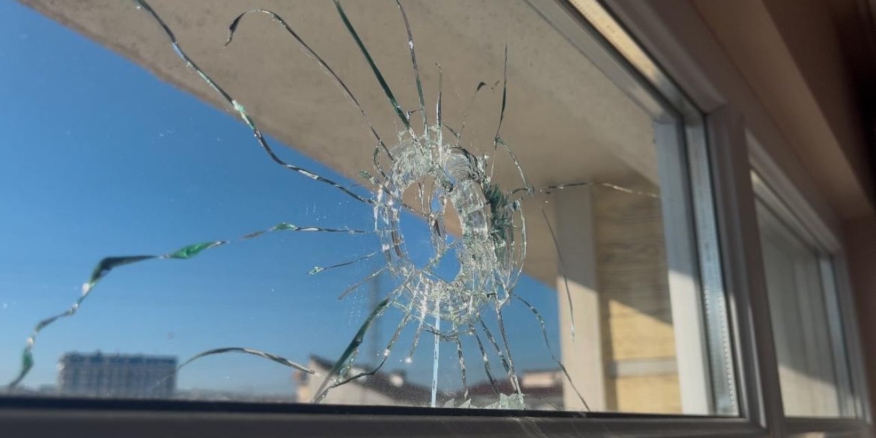 YILBAŞI KUTLAMASINDA MAGANDALARIN AÇTIĞI ATEŞTE BİR EVE İKİ KURŞUN İSABET ETTİ