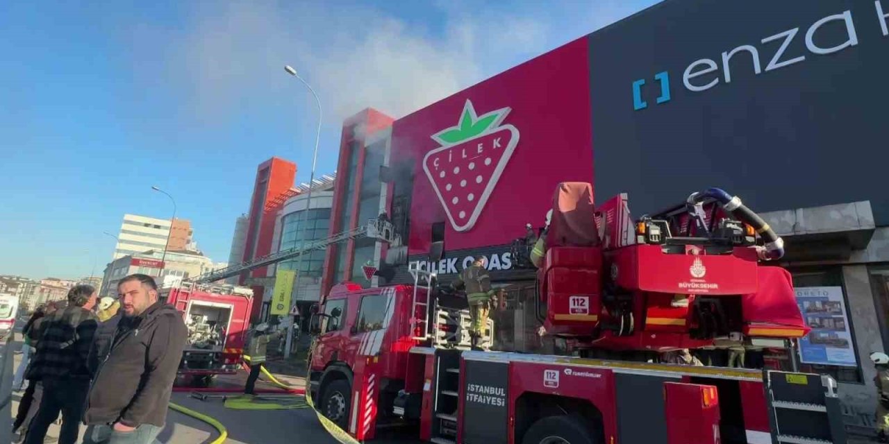 ÇEKMEKÖY’DE MOBİLYA MAĞAZASINDA YANGIN: 1 KİŞİ HASTANEYE KALDIRILDI