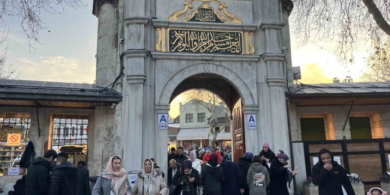 REGAİP KANDİLİ’NDE VATANDAŞLAR EYÜPSULTAN CAMİİ’NE AKIN ETTİ