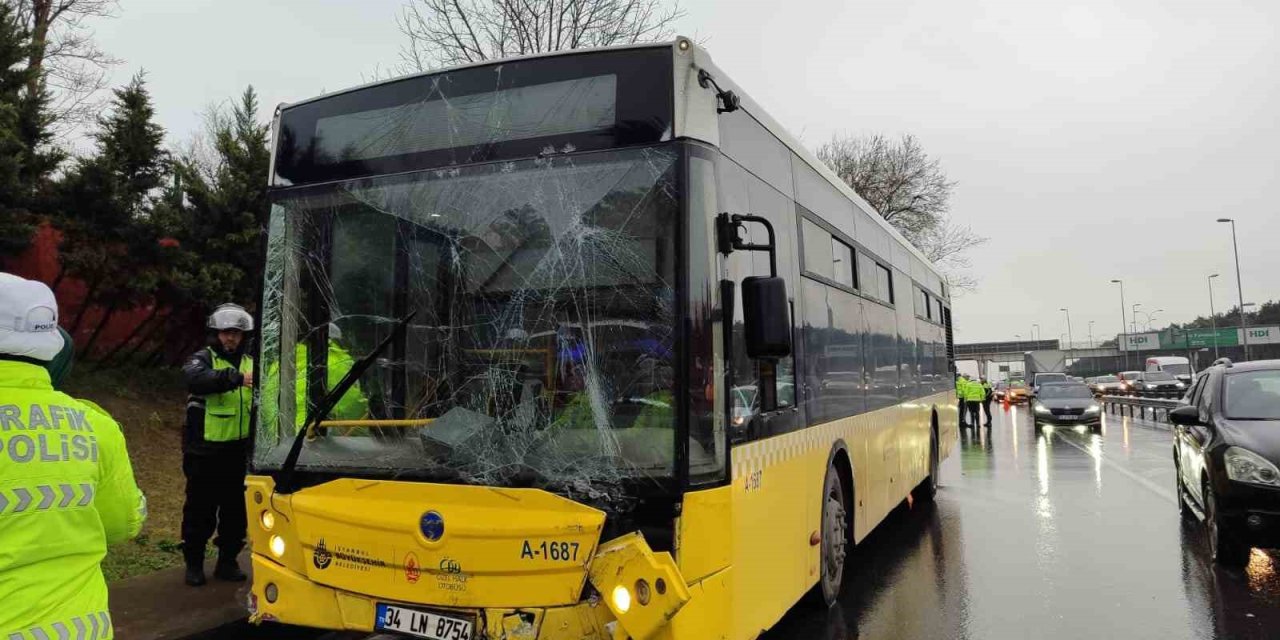 BAHÇELİEVLER’DE KAYGANLAŞAN YOLDA KONTROLDEN ÇIKAN İETT OTOBÜSÜ REKLAM PANOLARINA ÇARPTI