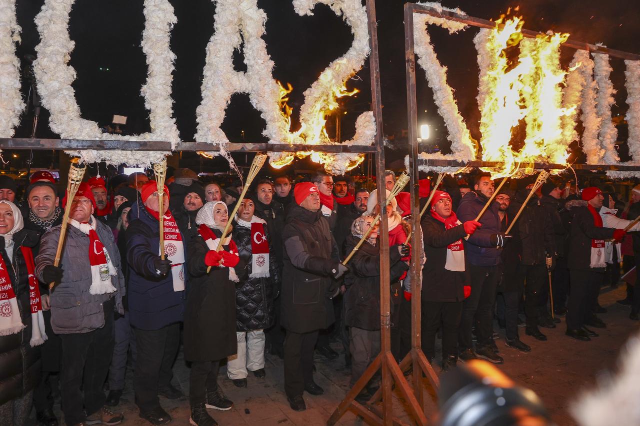 CHP Lideri Özgür Özel, Sarıkamış Şehitleri Anısına Düzenlenen Meşaleli Yürüyüşe Katıldı