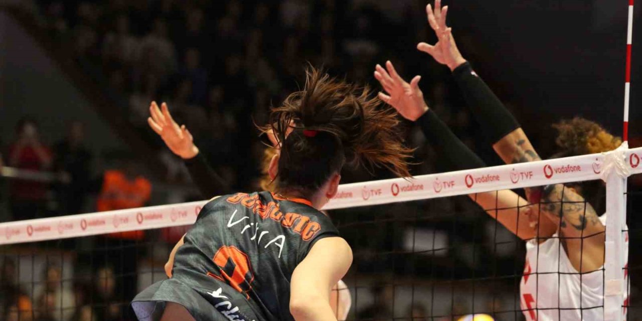 VODAFONE SULTANLAR LİGİ: ARAS KARGO: 0 - ECZACIBAŞI DYNAVİT: 3