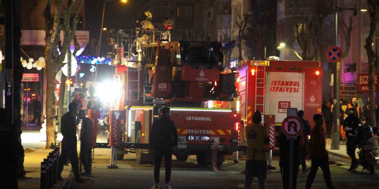 AVCILAR’DA KORKUTAN ÇATI KATI YANGINI