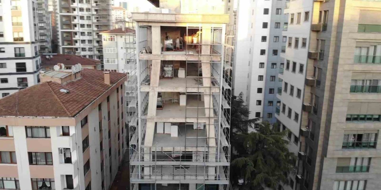 KADIKÖY’DEKİ BİNA KOLONLARIYLA DİKKAT ÇEKİYOR