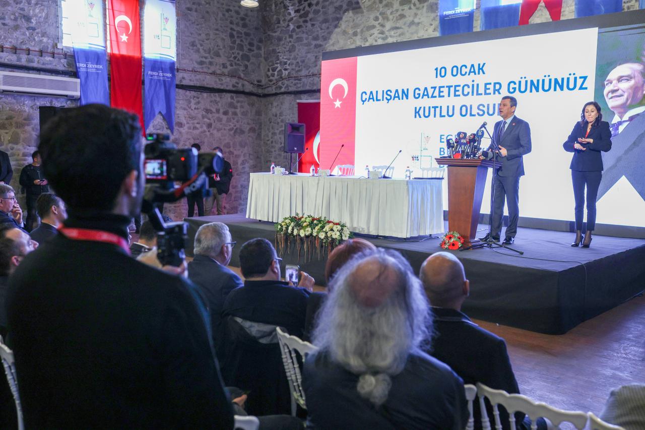 CHP Genel Başkanı Özgür Özel, İzmirli Gazeteciler ile Bir Araya Geldi