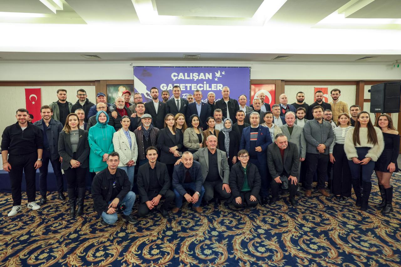 Cumhuriyet Halk Partisi Genel Başkanı Özgür Özel, Manisa'da Gazetecilerle Bir Araya Geldi