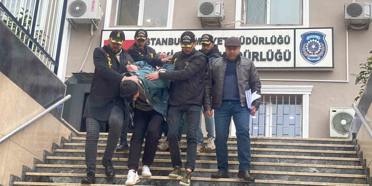 FATİH’TE BİNANIN ÇATI KATINDA CİNAYET: HİÇBİR ŞEY SÖYLEMEDEN YERİNDEN KALKARAK BIÇAKLADI