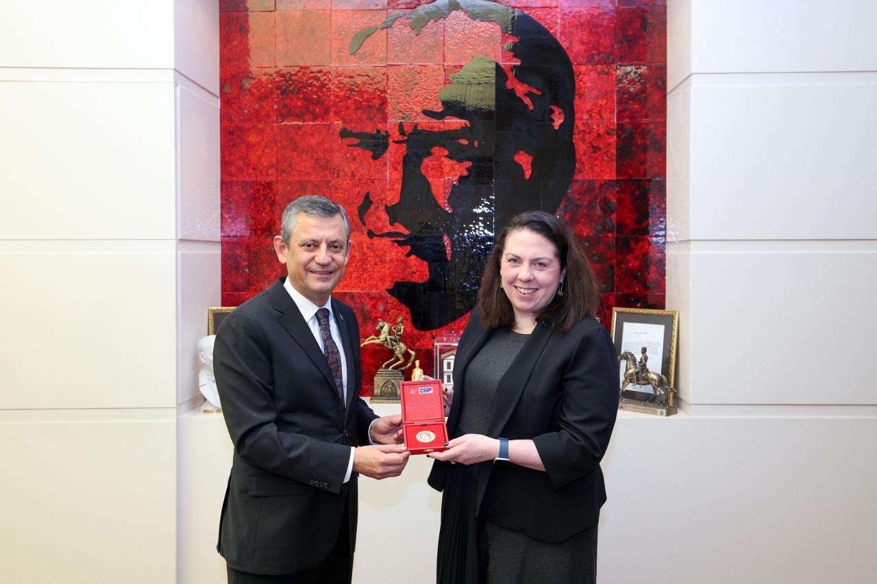 CHP Genel Başkanı Özgür Özel, Büyükelçi Clare Brosnan’ı Kabul Etti