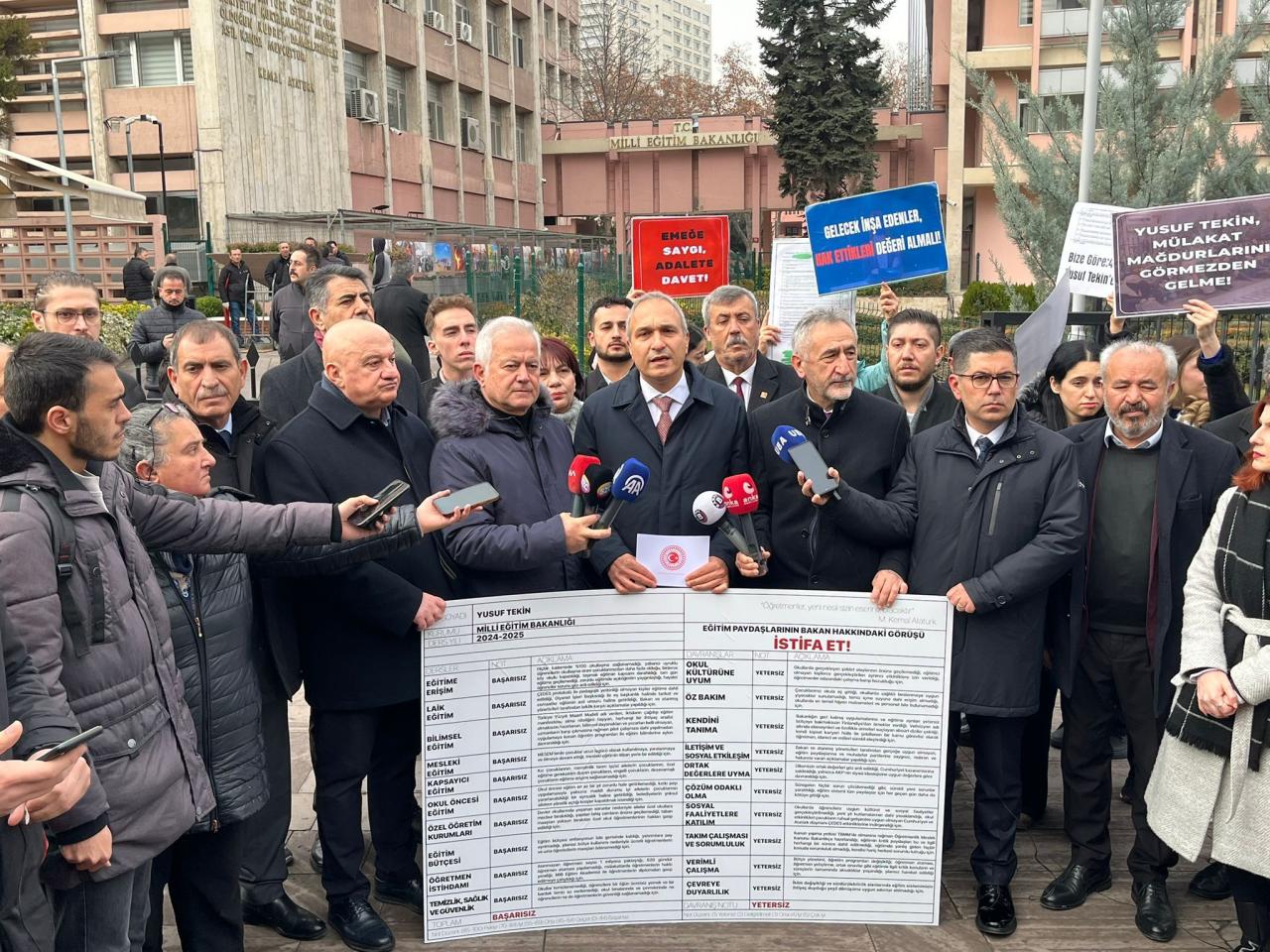 Suat Özçağdaş'dan Bakan Tekin'e Karne: Kendisine Kırmızı Kartı Tüm Ülkemiz Adına Gösteriyoruz