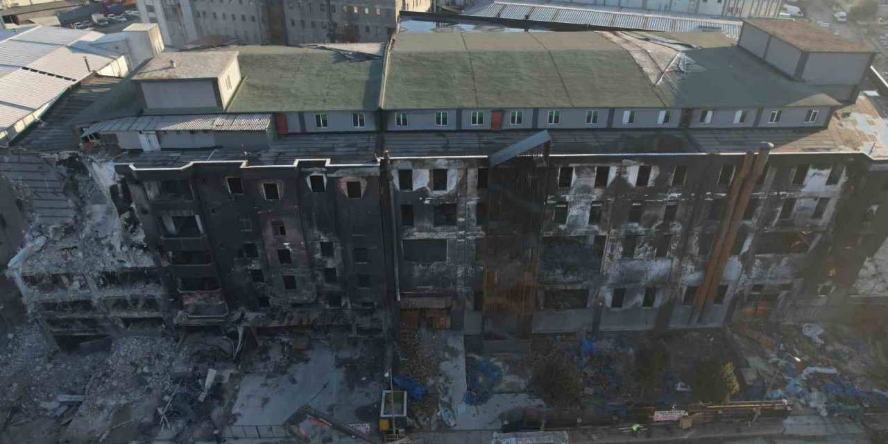 BEYLİKDÜZÜ’NDE GÜNLERCE YANAN FABRİKADA YIKIM ÇALIŞMASI BAŞLADI