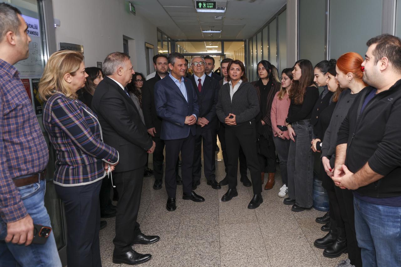 CHP Lideri Özgür Özel, Beşiktaş Belediyesi Personelini Ziyaret Etti