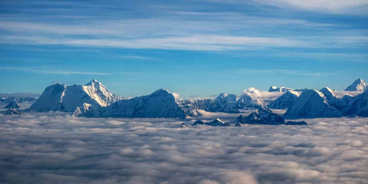 TÜRK YÖNETMEN, DÜNYANIN EN YÜKSEK DAĞINI UÇAKTAN GÖRÜNTÜLEDİ