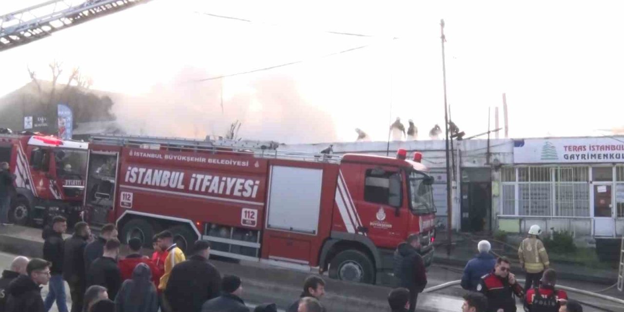 ÜMRANİYE’DE 2 KATLI BİNANIN ÇATISI ALEV ALEV YANDI