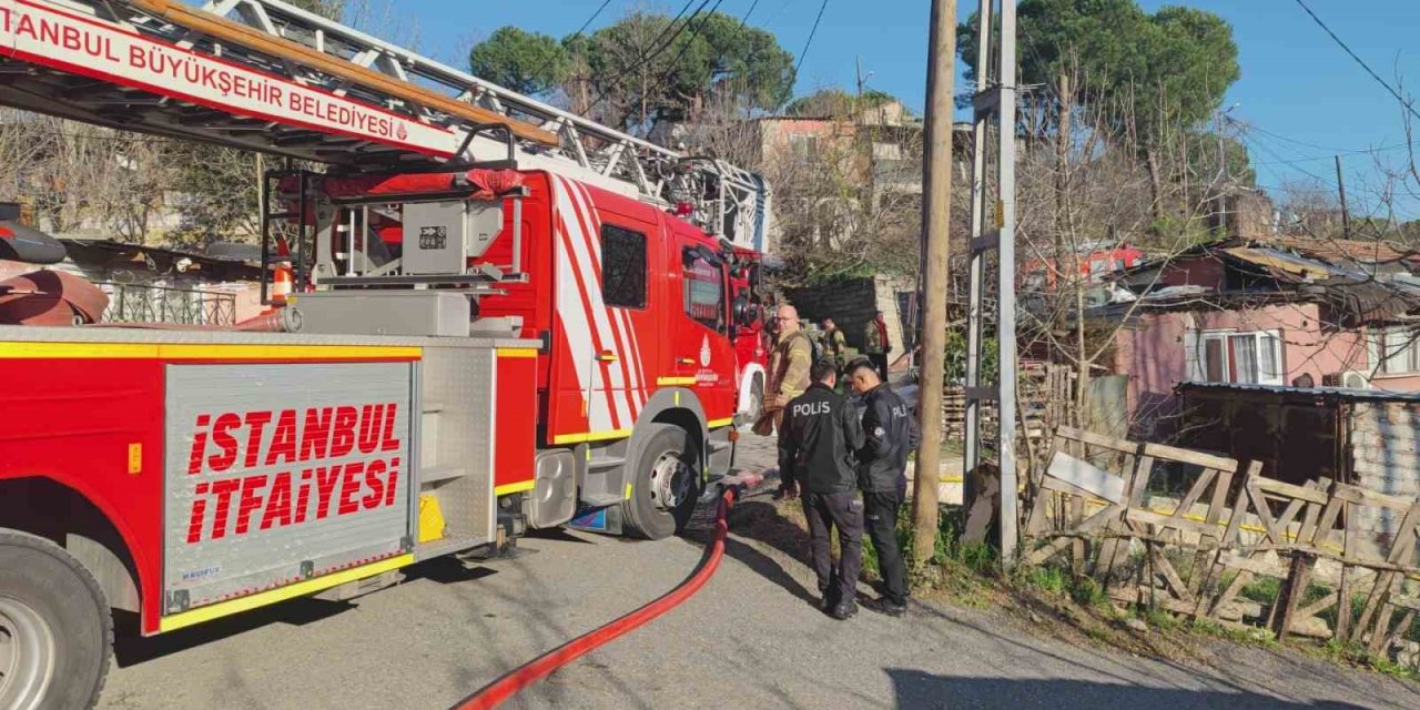 SULTANGAZİ’DE PATLAYAN TÜP GECEKONDUYU KÜLE ÇEVİRDİ