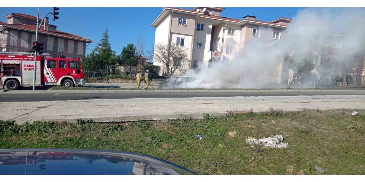 ARNAVUTKÖY’DE SEYİR HALİNDEKİ FİAT TOFAŞ OTOMOBİL ALEV TOPUNA DÖNDÜ