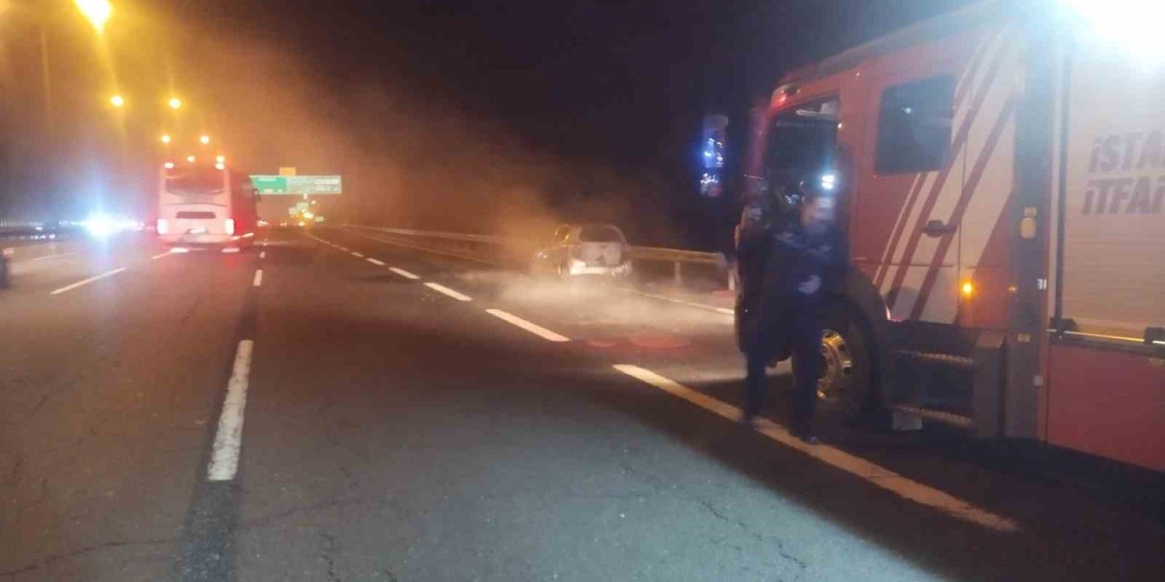 ÜMRANİYE’DE SEYİR HALİNDEYKEN YANAN OTOMOBİL KULLANILAMAZ HALE GELDİ