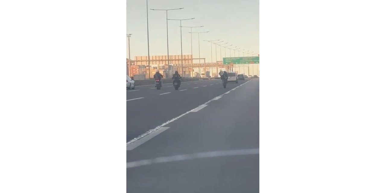 OTOYOLDA AKROBASİ HAREKETLERİ YAPARAK TRAFİĞİ YAVAŞLATTILAR, O ANLAR KAMERADA