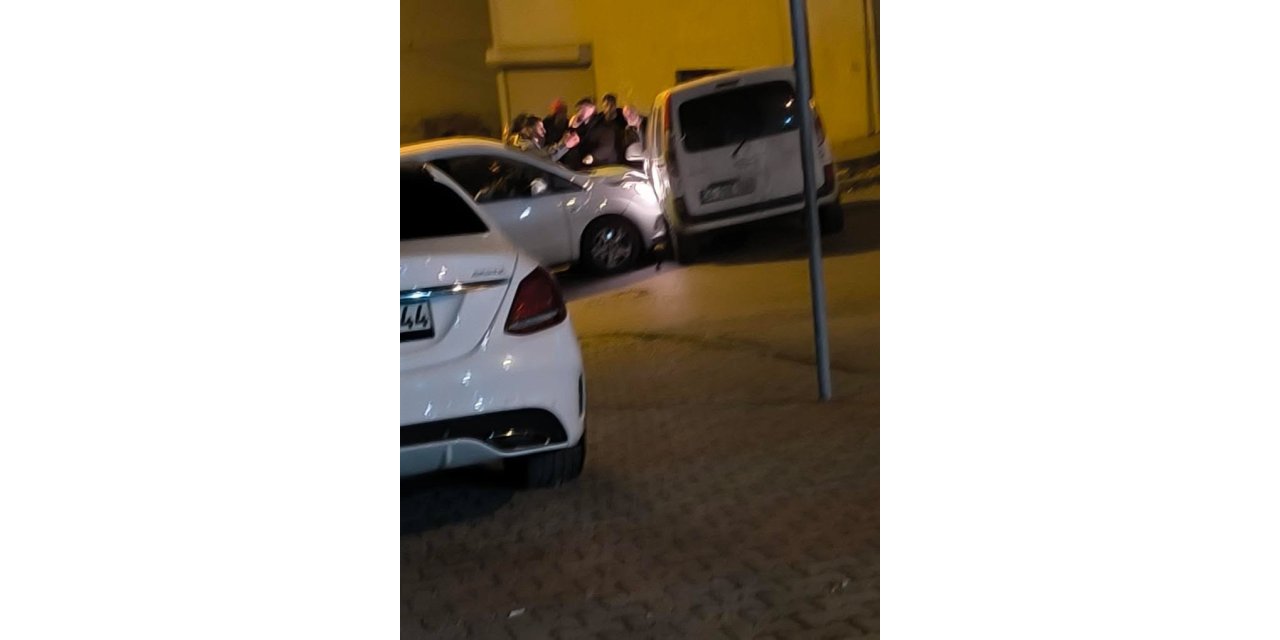 ÖNCE KAZA YAPTILAR, SONRA  TEKMELİ YUMRUKLU KAVGA ETTİLER, O ANLAR KAMERADA