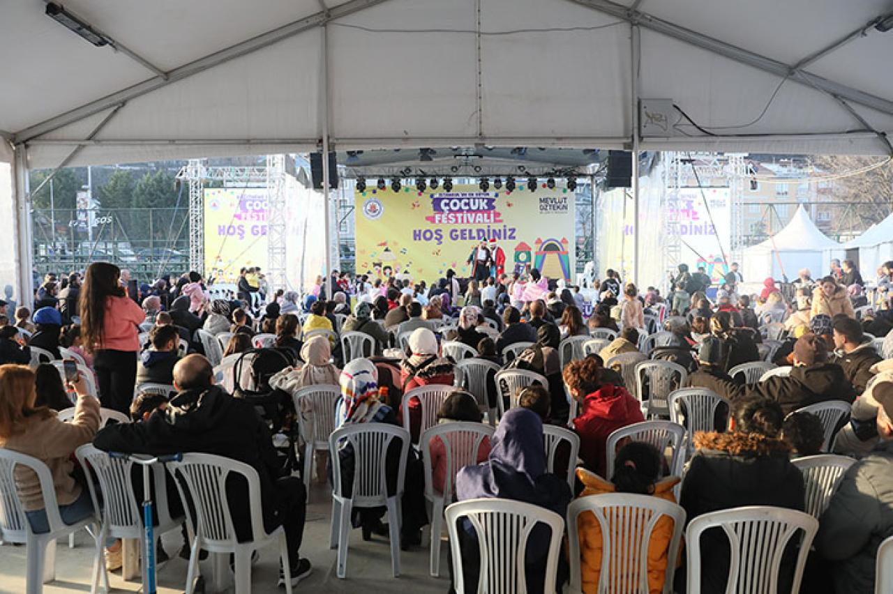 BİNLERCE ÇOCUK HEP BİRLİKTE EĞLENİYOR