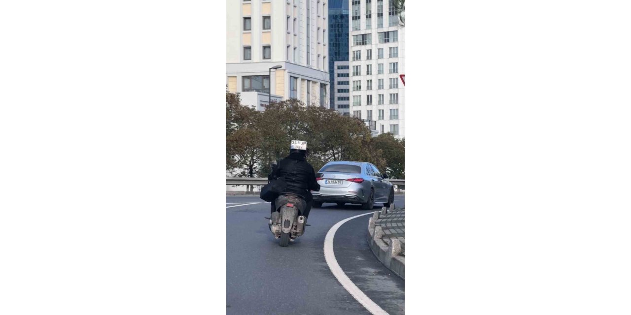 MOTOSİKLETİN PLAKASINI KASKINA TAKTI, O ŞEKİLDE TRAFİĞE ÇIKTI