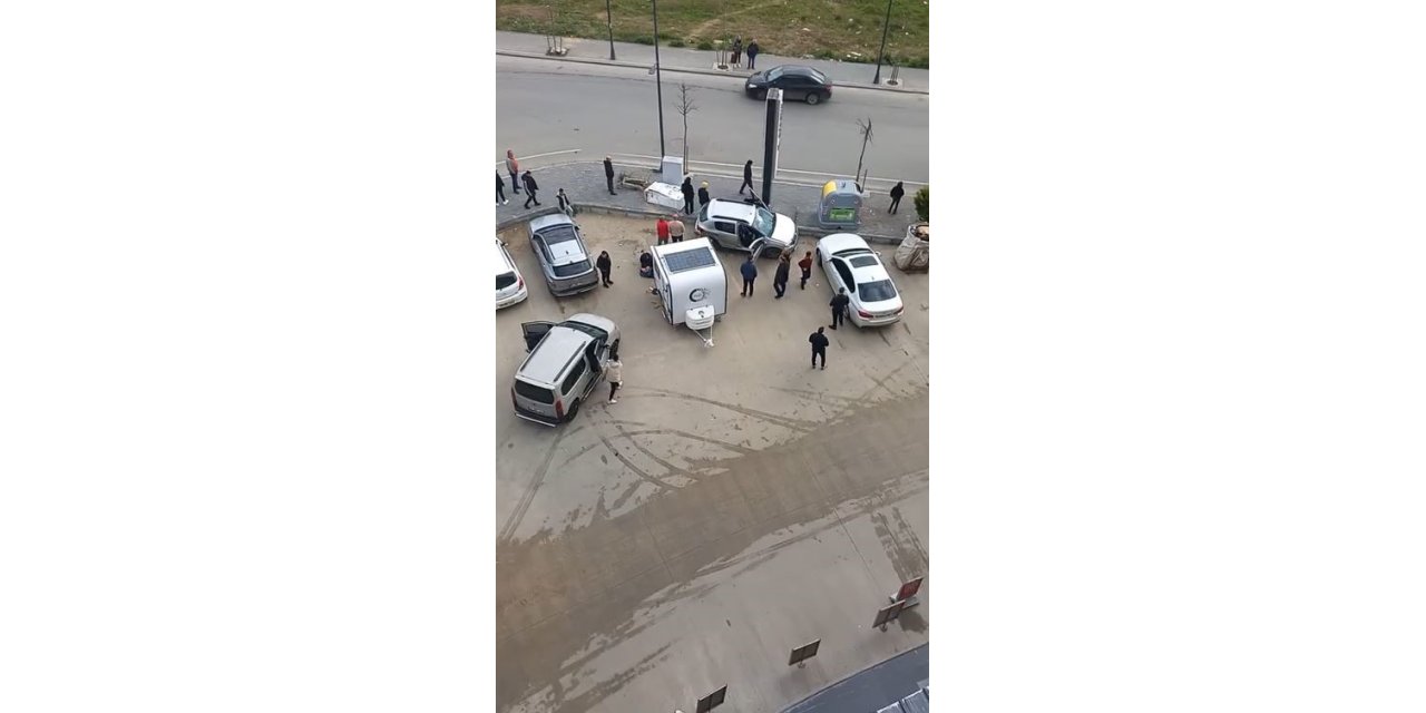 SİLİVRİ’DE  KONTROLDEN ÇIKAN ARAÇ OTOPARKA DÜŞTÜ: 1 YARALI