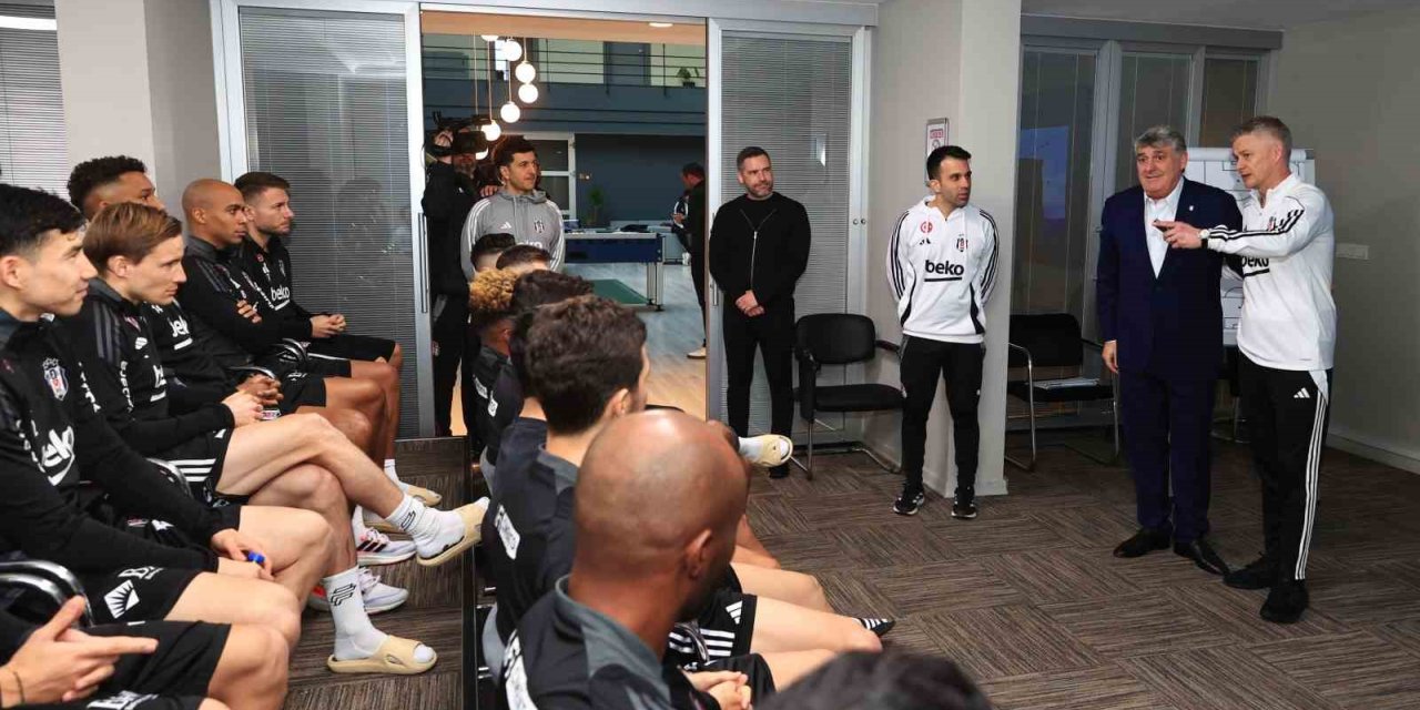 BEŞİKTAŞ’TA BAŞKAN SERDAL ADALI İLE OLE GUNNAR SOLSKJAER, TAKIMLA TOPLANTI YAPTI