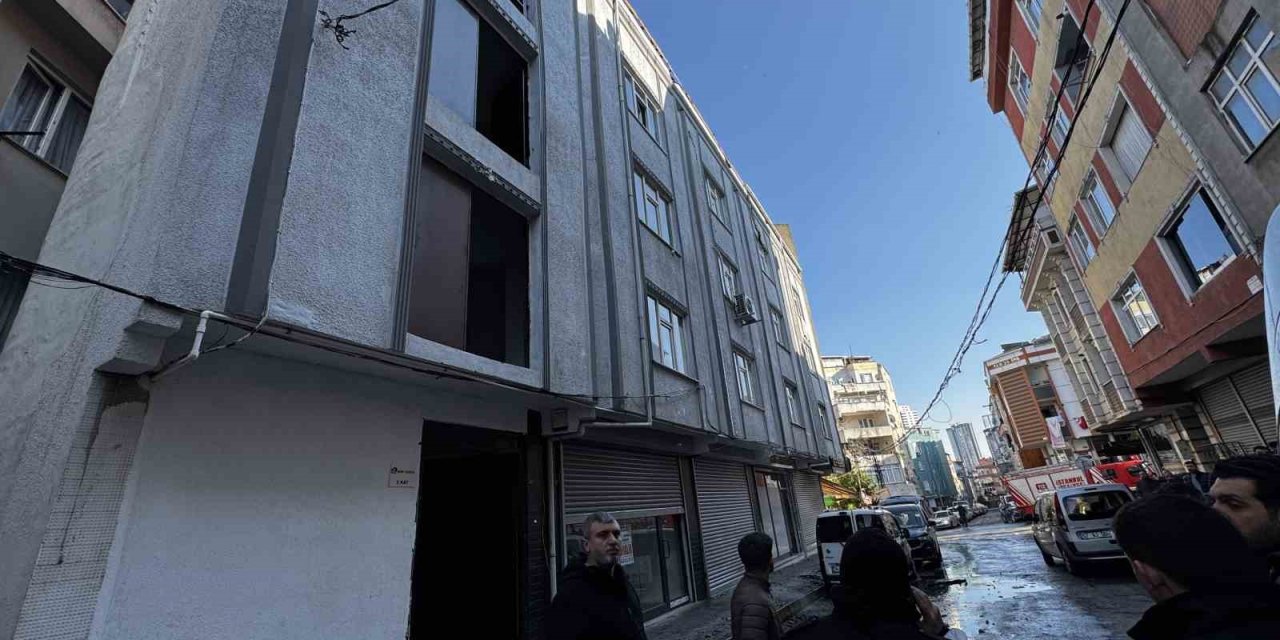 İŞYERİ ÇATISINDA YANGIN PANİĞE NEDEN OLDU