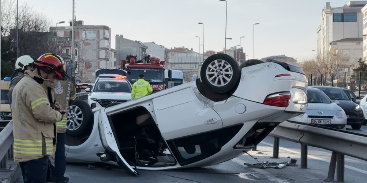 AVCILAR’DA E-5’TE DİREKSİYON HAKİMİYETİNİ KAYBEDEN SÜRÜCÜ TAKLA ATTI: 2 YARALI