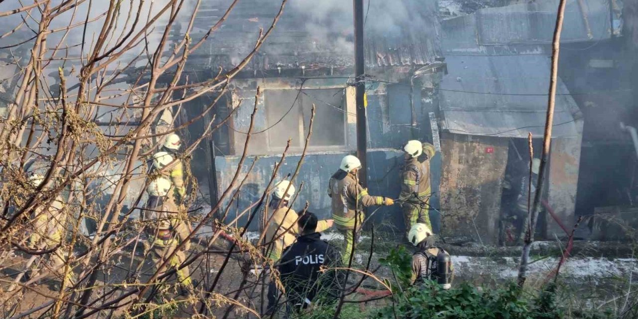 BEYOĞLU’NDA GECEKONDUDAN ALEVLER YÜKSELDİ, İÇERİDEKİ 2’Sİ ÇOCUK 3 KİŞİ SON ANDA KURTARILDI