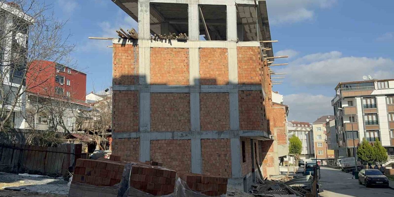 ARNAVUTKÖY’DE İNŞAATTAN DÜŞEN İŞÇİ AĞIR YARALANDI