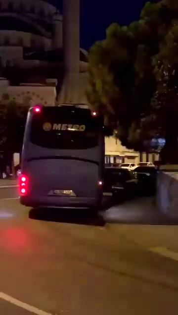 GÜNGÖREN’DE 16 YAŞINDAKİ ÇOCUK OTOBÜS KAÇIRDI, PARK HALİNDEKİ ARAÇLARA ÇARPTI