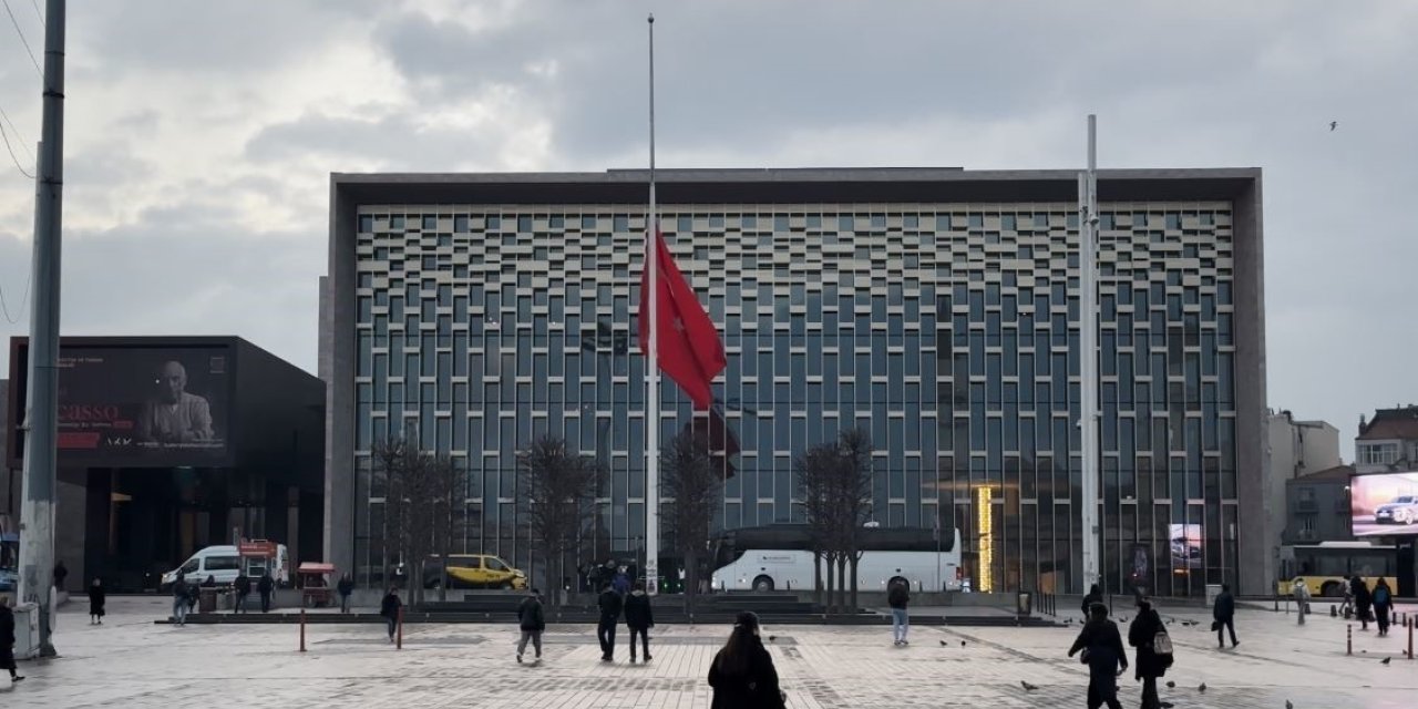 İSTANBUL’DA MİLLİ YAS NEDENİYLE BAYRAKLAR YARIYA İNDİRİLDİ