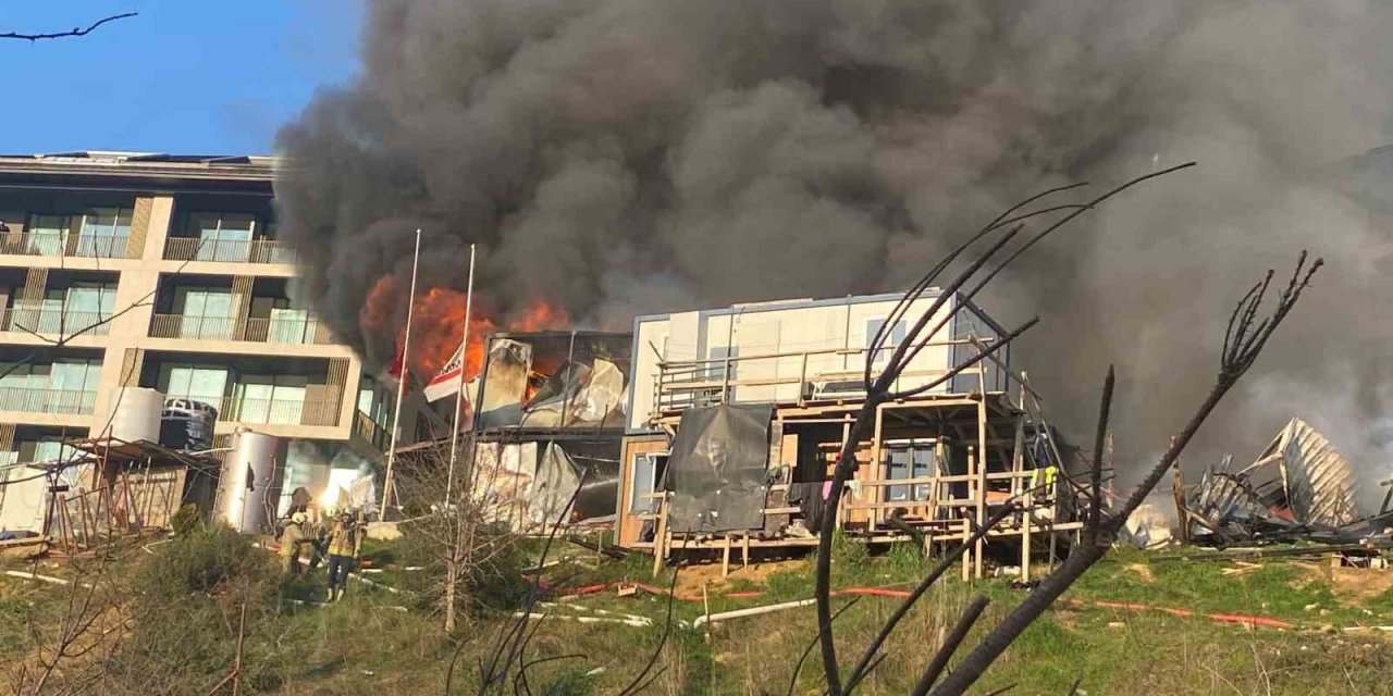 ÜSKÜDAR’DA İŞÇİLERİN KALDIĞI KONTEYNERLER ALEV ALEV YANDI