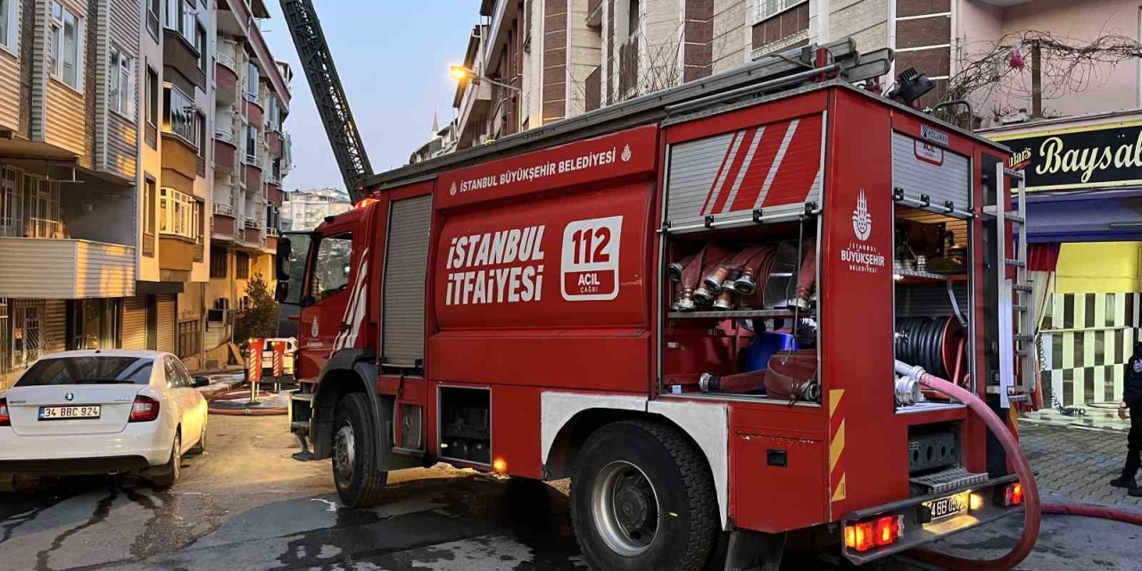 GAZİOSMANPAŞA’DA BİNANIN ÇATISI ALEV ALEV YANDI