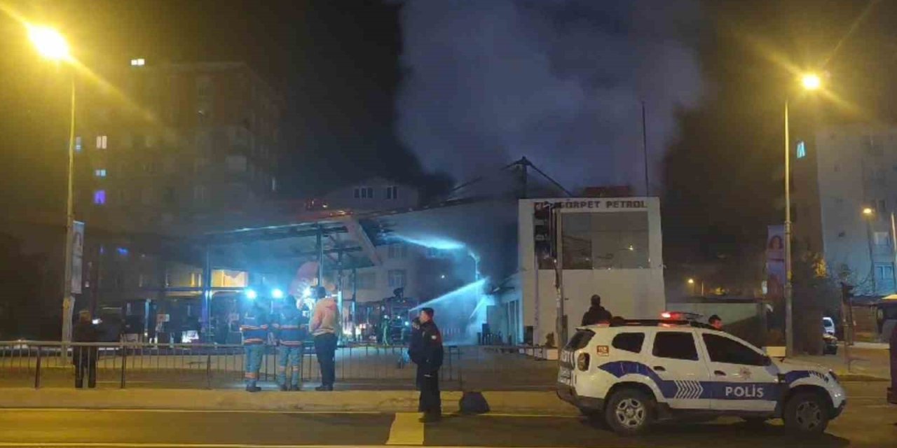 ÜMRANİYE’DE AKARYAKIT İSTASYONUNUN MARKETİNDE YANGIN